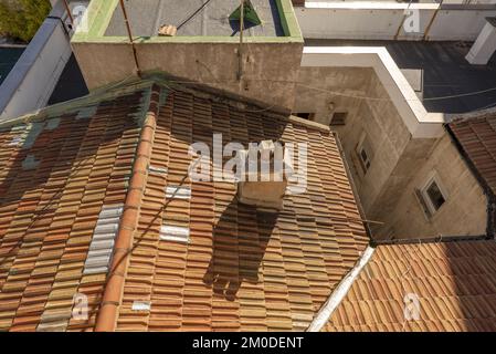 Toits et toits à pignons avec tuiles en argile, antennes et cheminées Banque D'Images