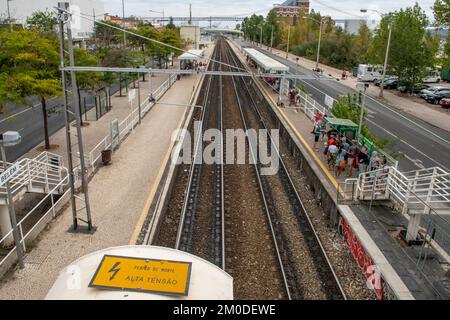 Une gare de train de banlieue à la périphérie de Lisbonne, Portugal Banque D'Images