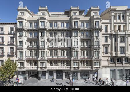 Façades d'anciens immeubles résidentiels majestueux et urbains sur la Calle Atocha à Madrid en Espagne Banque D'Images