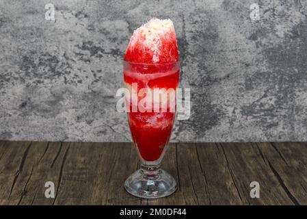 Crème glacée à la vanille en glace pilée aromatisée et en tasse de fontaine pour une boisson très savoureuse. Banque D'Images