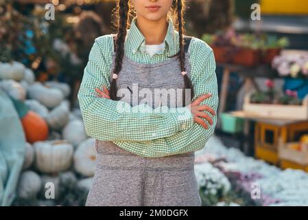 Une femelle paysanne pose pour la caméra devant le comptoir. Banque D'Images