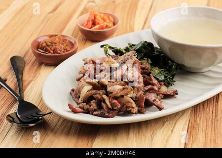 Se'i SAPI ou Beef SEI est du bœuf fumé traditionnel indonésien, servi avec des feuilles de manioc bouillies et du luat de Sambal ou du Matah de Sambal. Cuisine typique de nus Banque D'Images