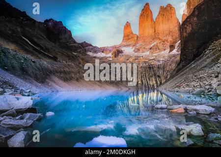 Granites de Torres Del Paine au lever du soleil et reflet du lac, Patagonie chilienne Banque D'Images