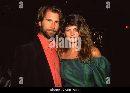 **PHOTO DE FICHIER** Kirstie Alley est décédé à 71. BEVERLY HILLS, CA - AVRIL 30 : l'actrice Kirstie Alley et l'acteur Parker Stevenson assistent au gala « Hollywood salue les honorés du Kennedy Centre » pour rendre hommage aux lauréats des prix du Kennedy Centre sur 30 avril 1988 à l'hôtel Beverly Hilton de Beverly Hills, Californie. Crédit: Ralph Dominguez/MediaPunch Banque D'Images