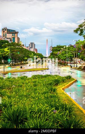 Obelisco. L'Obélisque et l'avenue 9 de Julio (la plus large avenue du monde, avec 140 mètres) par temps pluvieux. Buenos Aires, Argentine. Banque D'Images