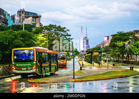 Obelisco. L'Obélisque et l'avenue 9 de Julio (la plus large avenue du monde, avec 140 mètres) par temps pluvieux. Buenos Aires, Argentine. Banque D'Images