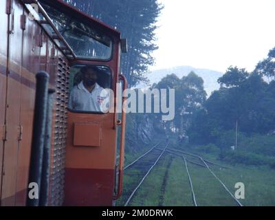 Des trajets en train pour le pays de Hill, Nuwara Eliya, Sri Lanka. Banque D'Images