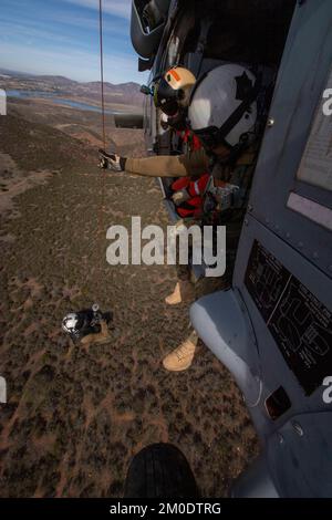 221117-N-EV253-1250 SAN DIEGO (le 17 novembre 2022) – les hélicoptères de la marine américaine (hélicoptère) travaillent aux côtés de représentants de Air Rescue Systems (ARS) pour hisser le personnel dans un hélicoptère MH-60s Seahawk affecté aux “Merlins” de l’Escadron de combat de la mer (HSC) 3 au cours d’un cours dynamique de preuve de concept. Le cours, supervisé par le chef du modèle de recherche et de sauvetage (SARMM) du CMSS-3, a été conçu pour enseigner aux pilotes et aux aviateurs de la Marine la physique derrière le levage par hélicoptère et les nouvelles techniques afin de mener des opérations de levage dynamiques sûres et efficaces. Autre Banque D'Images