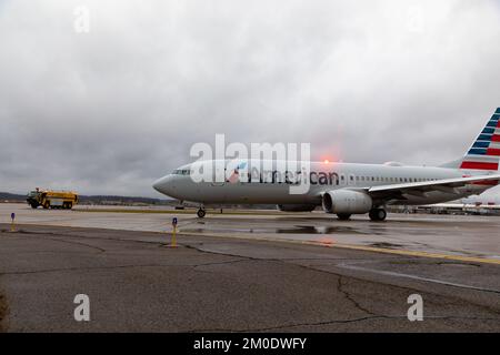 Un camion de pompiers, avec l'Autorité aéroportuaire du comté d'Allegheny, escorte l'avion contenant des familles Gold Star commençant leur voyage sur le Snowball Express à l'aéroport international de Pittsburgh, Pennsylvanie, le 3 décembre 2022. Le Snowball Express de la Fondation Gary Sinise a été conçu pour offrir une expérience de cinq jours à plus de 1 750 enfants de membres du service déchus et à leurs parents ou tuteurs survivants de Walt Disney World, avec un temps spécial pour honorer leurs morts et un mélange de divertissement amusant et de programmes inspirants. Ce sera le premier Snowball Express dans trois ans. (É.-U. Photo de l'armée par le Sgt. 1s Banque D'Images