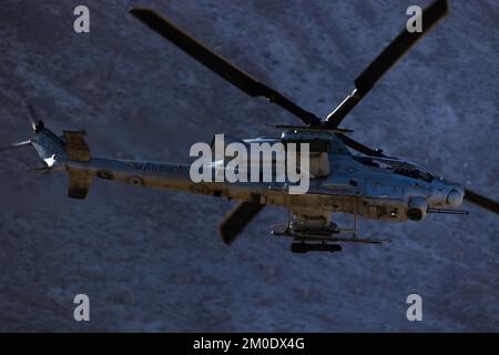 A ÉTATS-UNIS L'hélicoptère marin AH-1Z Viper avec le Marine Light Attack Helicopter Squadron 169, Marine Aircraft Group 39, 3rd Marine Aircraft Wing, vole vers sa cible au cours d'un exercice de coordination de soutien d'incendie avec Marines de la 1st Marine Division dans le cadre du Steel Knight 23 au Marine corps Air Ground combat Centre Twentynine Palms, Californie, 30 novembre 2022. Steel Knight est un exercice de tir réel d'armes combinées annuel qui garantit que 1st MARDIV est optimisé pour la guerre expéditionnaire navale dans les espaces contestés, et est conçu pour faciliter les opérations futures à terre et à terre. (É.-U. Corps marin p Banque D'Images