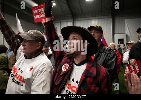 Kennesaw, Géorgie, États-Unis. 5th décembre 2022. Géorgie candidat républicain pour les États-Unis Le Sénat HERSCHEL WALKER fait campagne la nuit précédant les élections anticipées, avec l'épouse Julie Blanchard et l'ancien gouverneur de Caroline du Sud Nikki Haley. Photo : un partisan de Cheering Walker (image de crédit : © Robin Rayne/ZUMA Press Wire) Banque D'Images