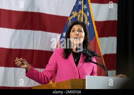 Kennesaw, Géorgie, États-Unis. 5th décembre 2022. Géorgie candidat républicain pour les États-Unis Le Sénat HERSCHEL WALKER fait campagne la nuit précédant les élections anticipées, avec l'épouse Julie et l'ancien gouverneur de Caroline du Sud Nikki Haley. Photo : ancien SC Gov. Nikki Haley parle à la foule (Credit image: © Robin Rayne/ZUMA Press Wire) Banque D'Images