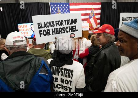 Kennesaw, Géorgie, États-Unis. 5th décembre 2022. Des membres du groupe Blacks for Trump se sont joints à la foule lors d'un rassemblement pour le candidat républicain de Géorgie aux États-Unis Le Sénat HERSCHEL WALKER à la veille de l'élection spéciale de la Géorgie. Le groupe prétend que les trumpsters et les républicains ne sont pas racistes. (Image de crédit : © Robin Rayne/ZUMA Press Wire) Banque D'Images