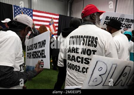 Kennesaw, Géorgie, États-Unis. 5th décembre 2022. Des membres du groupe Blacks for Trump se sont joints à la foule lors d'un rassemblement pour le candidat républicain de Géorgie aux États-Unis Le Sénat HERSCHEL WALKER à la veille de l'élection spéciale de la Géorgie. Le groupe prétend que les trumpsters et les républicains ne sont pas racistes. (Image de crédit : © Robin Rayne/ZUMA Press Wire) Banque D'Images