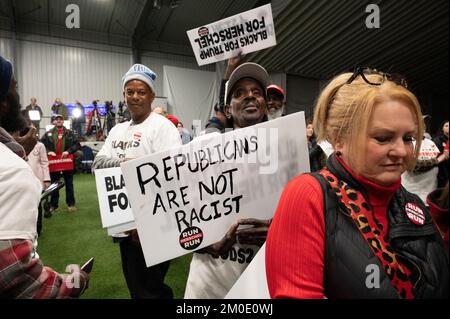 Kennesaw, Géorgie, États-Unis. 5th décembre 2022. Des membres du groupe Blacks for Trump se sont joints à la foule lors d'un rassemblement pour le candidat républicain de Géorgie aux États-Unis Le Sénat HERSCHEL WALKER à la veille de l'élection spéciale de la Géorgie. Le groupe prétend que les trumpsters et les républicains ne sont pas racistes. (Image de crédit : © Robin Rayne/ZUMA Press Wire) Banque D'Images