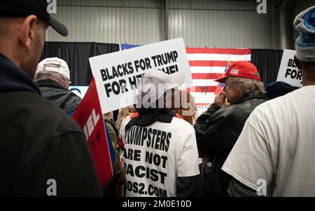 Kennesaw, Géorgie, États-Unis. 5th décembre 2022. Des membres du groupe Blacks for Trump se sont joints à la foule lors d'un rassemblement pour le candidat républicain de Géorgie aux États-Unis Le Sénat HERSCHEL WALKER à la veille de l'élection spéciale de la Géorgie. Le groupe prétend que les trumpsters et les républicains ne sont pas racistes. (Image de crédit : © Robin Rayne/ZUMA Press Wire) Banque D'Images