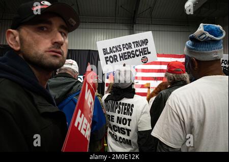 Kennesaw, Géorgie, États-Unis. 5th décembre 2022. Des membres du groupe Blacks for Trump se sont joints à la foule lors d'un rassemblement pour le candidat républicain de Géorgie aux États-Unis Le Sénat HERSCHEL WALKER à la veille de l'élection spéciale de la Géorgie. Le groupe prétend que les trumpsters et les républicains ne sont pas racistes. (Image de crédit : © Robin Rayne/ZUMA Press Wire) Banque D'Images