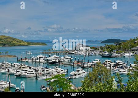 Île Hamilton, Queensland, Australie - 27 novembre 2022 : yachts à la marina de l'île Hamilton Banque D'Images