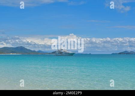 Yacht blanc de luxe près de Whitsunday Island. Banque D'Images