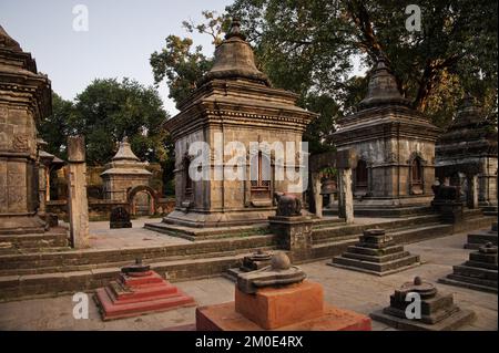 Temple de Pashupatinath près de la rivière Bagmati à Katmandou, au Népal Banque D'Images