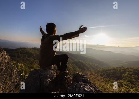 Silhouette d'un homme priant à dieu sur la montagne priez avec les mains avec la foi en la religion et la croyance en Dieu sur la base de la bénédiction. la puissance de l'espoir ou lo Banque D'Images