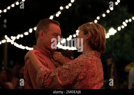 DATE DE SORTIE: 17 juin 2022. TITRE: Jerry et Marge vont grand. STUDIO: Photos de ligne fixe. DIRECTEUR: David Frankel. PLOT: Basé sur l'histoire vraie sur le couple de longue date Jerry et Marge Selbee, qui gagnent la loterie et utilisent l'argent pour ranimer leur petite ville. AVEC: BRYAN CRANSTON comme Jerry Selbee, ANNETTE BENING comme Marge Selbee. (Image de crédit : © photos fixes/photos de divertissement) Banque D'Images