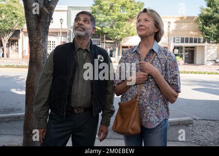 DATE DE SORTIE: 17 juin 2022. TITRE: Jerry et Marge vont grand. STUDIO: Photos de ligne fixe. DIRECTEUR: David Frankel. PLOT: Basé sur l'histoire vraie sur le couple de longue date Jerry et Marge Selbee, qui gagnent la loterie et utilisent l'argent pour ranimer leur petite ville. AVEC: RAVI MAIDU comme Raj, ANNETTE BENING comme Marge Selbee. (Image de crédit : © photos fixes/photos de divertissement) Banque D'Images