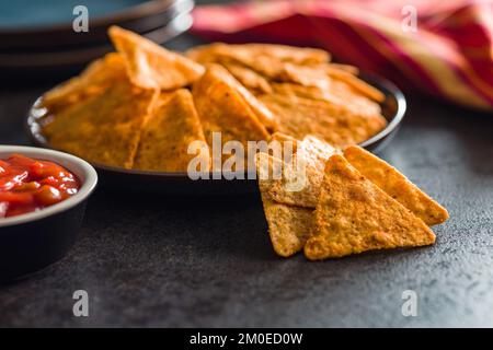 Croustilles tortilla avec la saveur de piments sur l'assiette. Banque D'Images