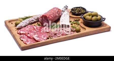 Saucisse de salami séchée fine de Fuet espagnole sur planche à découper en bois isolée sur fond blanc Banque D'Images