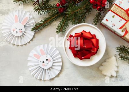 Cartes de vœux Joyeux Noël et joyeuses fêtes de la nouvelle année. Arbre de Noël, boxes cadeaux et symbole de l'année lunaire du calendrier chinois, année du lapin. Banque D'Images