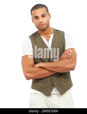 Vous avez quelque chose à me dire. Jeune homme tendance avec les bras repliés regardant sérieusement vous, isolé sur blanc - copyspace. Banque D'Images