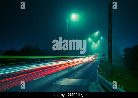 Feux de circulation à la nuit brumeuse, photographie en exposition longue Banque D'Images