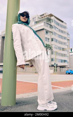 Belle jeune femme arabe posant à l'extérieur dans un foulard. Une femme musulmane attirante portant un hijab se posant à l'extérieur. Il s'agit de style et de mode Banque D'Images