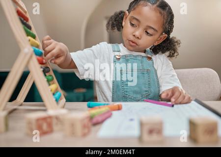 Fille, étude de mathématiques ou homeschool abacus dans le travail de verrouillage, l'éducation mathématique ou l'apprentissage d'enfant avec le papier. Enfant, jeune ou étudiant en train de penser avec Banque D'Images