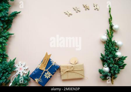Fond de Noël avec des cadeaux faits à la main, cadeaux sur table rustique. Emballage de Noël ou du nouvel an à faire soi-même. Concept de décoration de vacances. Au-dessus, à plat, Banque D'Images