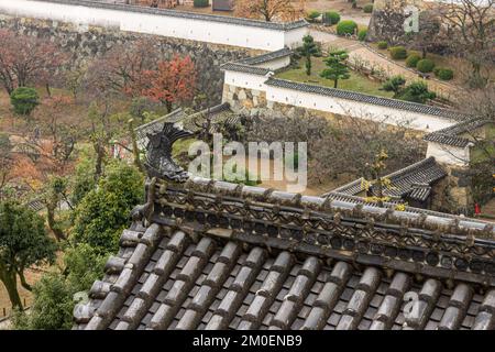 Himeji, Japon. Un poisson mythique à tête de tigre appelé shachi sur le toit de l'Egret blanc ou du château de Heron, un complexe de châteaux de l'Azuchi Momoyama Banque D'Images