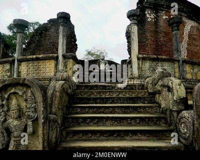 Polonnaruwa est le deuxième royaume de l'ancien Sri Lanka. Le roi Parakramabahu 4 a développé de nombreux wewas et temples et a établi la subsistance du pays. La maison d'images Polonnaruwa Lankathilaka est une maison d'images de Bouddha monolithique également construite par le roi Parakramabahu en briques et les murs extérieurs sont couverts de dessins et sculptures élaborés. L'époque dorée fut ruinée par le roi Maga en envahissant et détruisant les temples et les sanctuaires du royaume. Polonnaruwa, Sri Lanka. Banque D'Images