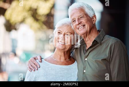 Couple senior, profitez de la vue et de la mue à la maison tout en appréciant la retraite en été avec amour. Homme et femme affectueux et compatissante dans une maison de retraite avec un Banque D'Images
