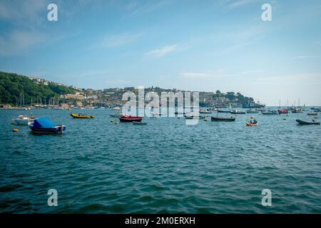 22nd juillet 2021 - Fowey, Royaume-Uni : une excursion en bateau dans le port de Fowey, Cornouailles avec beaucoup d'activité sur l'eau. Banque D'Images