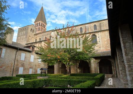 TOURNUS, FRANCE - 16 OCTOBRE 2022 : le cloître de l'église abbatiale Saint-Philibert, avec sa façade extérieure romaine Banque D'Images