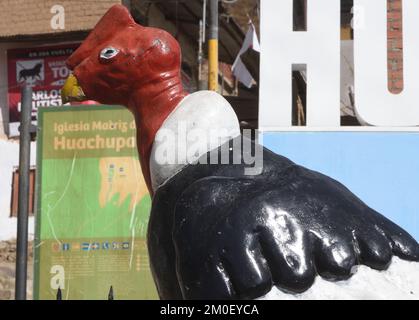 Un modèle de condor andin (Vultur gryphus) sur la place de la ville de Huachupampa à l'extérieur de l'Iglesia Matriz de Huachupampa. Huachupampa, Huarochirí, Pérou. Banque D'Images