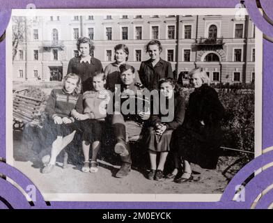 URSS - vers 1950s: Sergent de l'armée soviétique avec un accordéon et sept filles. Concept ancien album photo. Banque D'Images