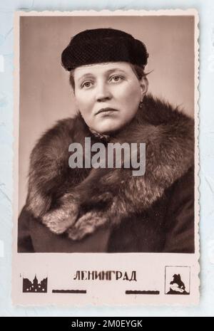 URSS - vers 1960s: portrait studio d'une femme dans un manteau avec un collier de fourrure. Inscription en russe : Leningrad. Concept ancien album photo. Banque D'Images