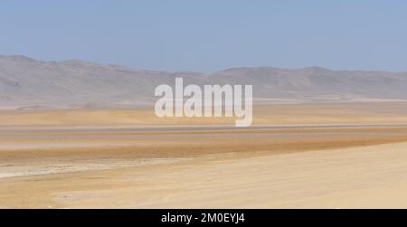 Paysage désertique extraordinaire le long de la côte Pacifique du Pérou au sud de Paracas. Réserve nationale de Paracas, ICA, Pérou. Banque D'Images