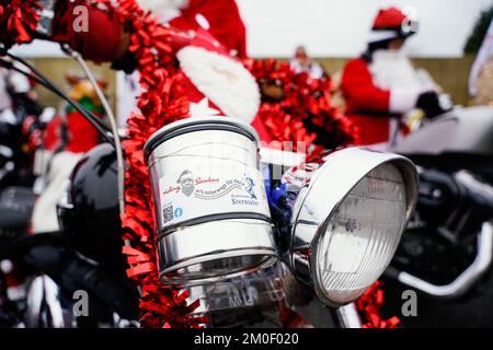 Kuhardt, Allemagne. 06th décembre 2022. Une boîte de don avec l'inscription « Riding Santas » est attachée à une moto. Les motocyclistes font une visite de collecte de fonds pour un hospice pour enfants dans le sud de la Rhénanie-Palatinat. L'année dernière, la 'Harley Davidson Riding Santas' a recueilli environ 105 000 euros. Credit: Uwe Anspach/dpa/Alamy Live News Banque D'Images