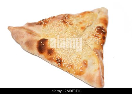 Cuisine arabe syrienne traditionnelle d'un en-cas appelé Manakish un pain du Moyen-Orient semblable à une pizza farcie avec des tranches de dinde fumées comme un sa Banque D'Images