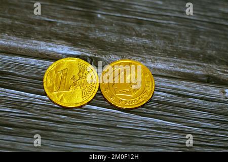 La pièce de monnaie en euros de chocolat représente le roi Albert II et un monogramme une capitale A sous une couronne parmi 12 étoiles symbole 2009 et la carte européenne Belgique Belgi Banque D'Images