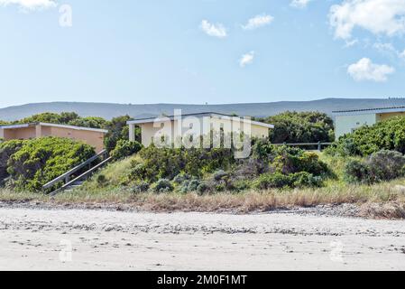 Gansbaai, Afrique du Sud - 20 septembre 2022 : chalets à Uilenkraalsmond à Franskraalstrand près de Gansbaai dans la province du Cap-Ouest. Étapes menant à Banque D'Images