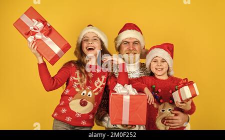 Cadeaux pour tout le monde. Noël devient spécial avec les enfants. Concept de la veille de Noël. Shopping en famille. Soldes de Noël. Papa, les enfants s'amusent. Père Banque D'Images