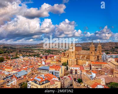 Eglise de Santa Maria la Mayor de Alcañiz, avec vue aérienne sur les environs de l'église. Province de Teruel, Aragon, Espagne Banque D'Images